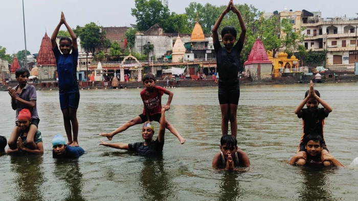 उज्जैन की शिप्रा नदी के पानी पर नन्हें तैराकों ने किया जल योग, बनाए पिरामिड और की ब्रीदिंग एक्सरसाइज