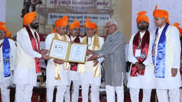 रानी दुर्गावती विश्वविद्यालय के दीक्षा समारोह में शिक्षाविद् विजय दत्त श्रीधर को मिली मानद उपाधि