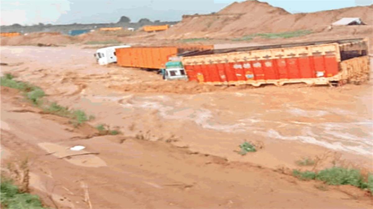 Video: सिंध नदी में बाढ़ आई, अवैध उत्खनन की रेत के परिवहन में लगे ट्रक व ग्रामीण बहने से बचे