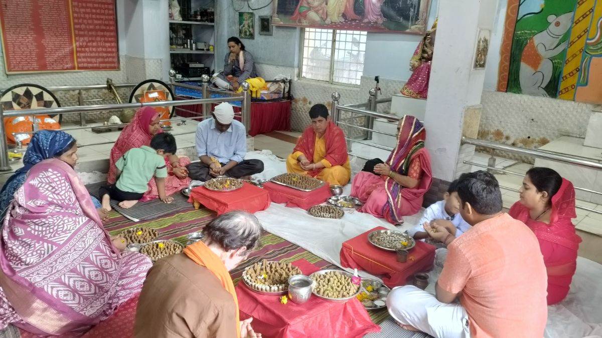 शिवभक्तों ने एक ही दिन में किया 5 हजार पार्थिव शिवलिंग का निर्माण, सवा लाख है टारगेट