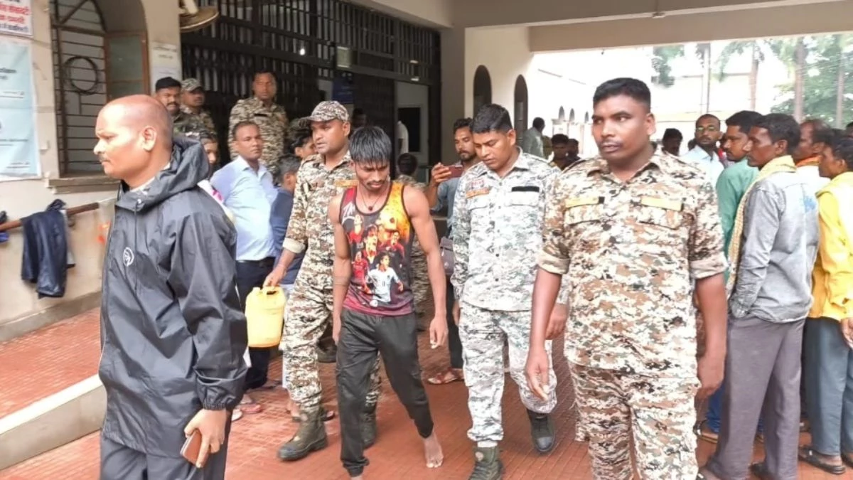 पीएम आवास नहीं मिलने से था नाराज, उठाया हैरान भरा कदम, कलेक्ट्रेट परिसर में खुद पर डाला पेट्रोल