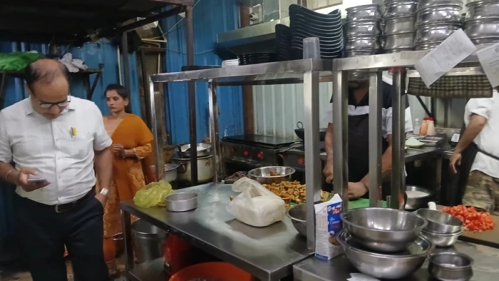 पास्ता खाकर बच्चे के होंठ, गाल सूज गए, लस्सी में मिला कीड़ा, भोपाल में लापरवाही के बाद प्रशासन ने कार्रवाई