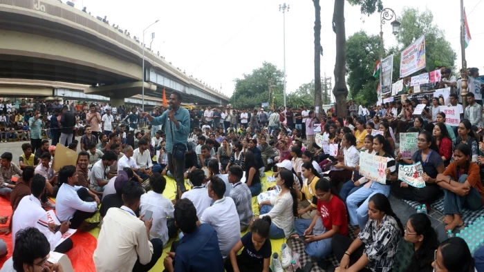 नीट पेपर लीक को लेकर इंदौर के भंवरकुआं चौराहे पर डेढ़ हजार छात्रों ने दिया धरना, सोनम वांगचुक का पोस्टर लेकर पहुंचे थे