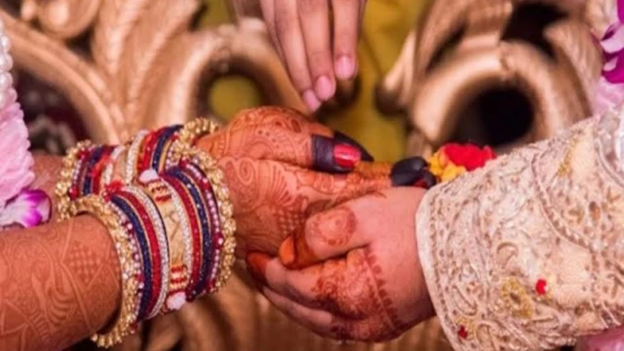 अंतरजातीय विवाह करने पर एडवोकेट दंपती का सामाजिक बहिष्कार, 35 हजार का जुर्माना और भोज के बाद भी समाज से बाहर
