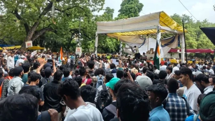 नीट पेपर लीक पर संग्राम जारी, जंतर-मंतर पर फिर जुटी 15 हजार से ज्यादा की भीड़, संसद मार्च जारी रखने का किया एलान