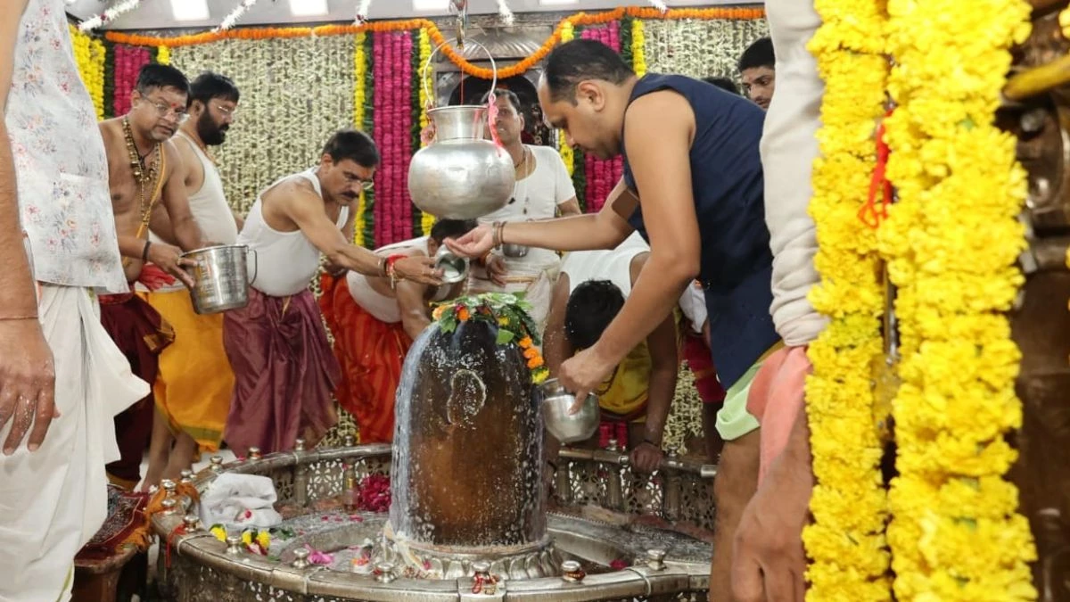Mahakal Garbh Grah Darshan : महाकाल मंदिर में भाजपा प्रदेश अध्यक्ष वीडी शर्मा ने तोड़ा नियम, गर्भगृह में जाकर किए दर्शन