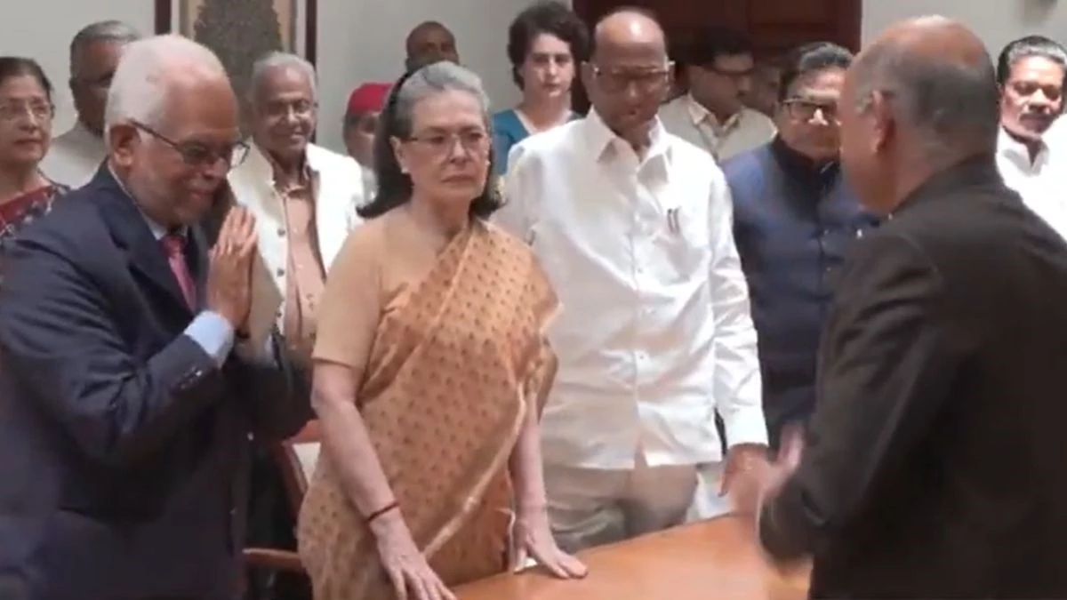 Vice President Election: उपराष्ट्रपति चुनाव के प्रत्याशी बी सुदर्शन रेड्डी ने किया नामांकन, सोनिया-राहुल सहित मौजूद रहा विपक्ष