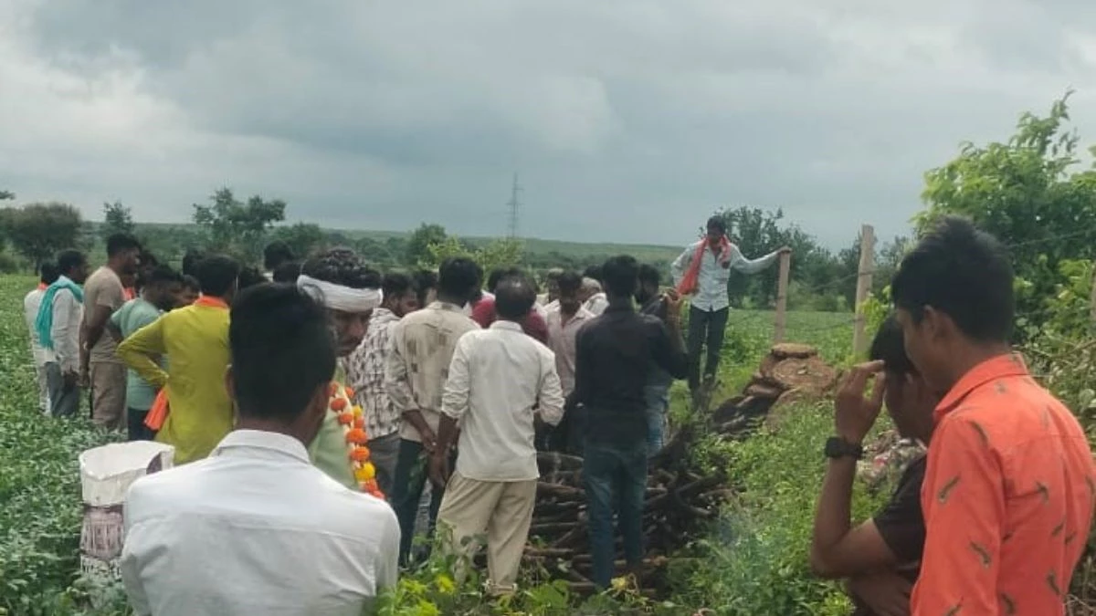 मर गई मानवता! लकड़ी नहीं टायर से करना पड़ा ग्रामीणों को व्यक्ति का अंतिम संस्कार, हैरान कर देगी वजह