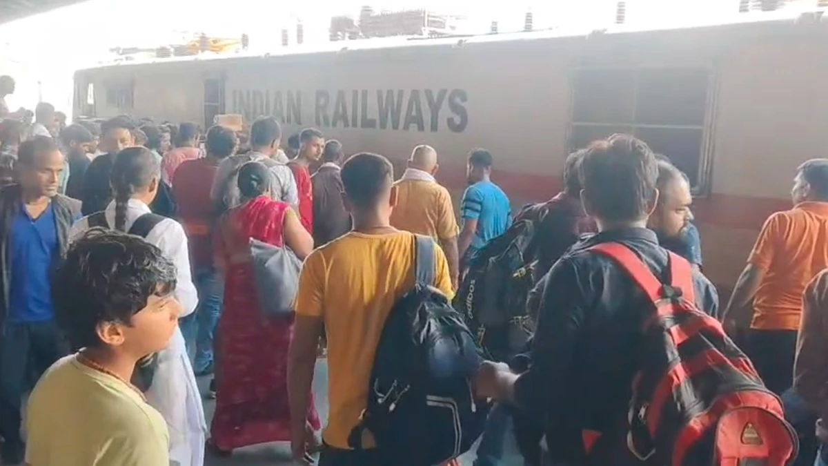 MP News: सतना रेलवे स्टेशन पर टला बड़ा हादसा... पटरियों के बीच लेटा युवक, रेलगाड़ी रोककर निकाला