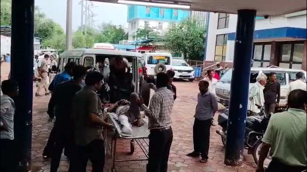 Shivpuri Bus Accident: उज्जैन से दिल्ली जा रही बस शिवपुरी में पोल से टकराई, 20 यात्री हुए घायल