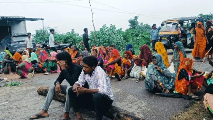 एमपी में 200 आदिवासी परिवारों को तीन महीने से नहीं मिला राशन, कहीं नहीं हुई सुनवाई तो तीन घंटे तक लगाया जाम