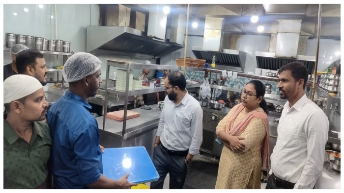 बिलासपुर देवरीखुर्द के अपना मार्ट में बड़ी कार्रवाई, 'अब्बा हुजूर' चावल की बोरी में मरा हुआ छिपकली मिलने से हड़कंप