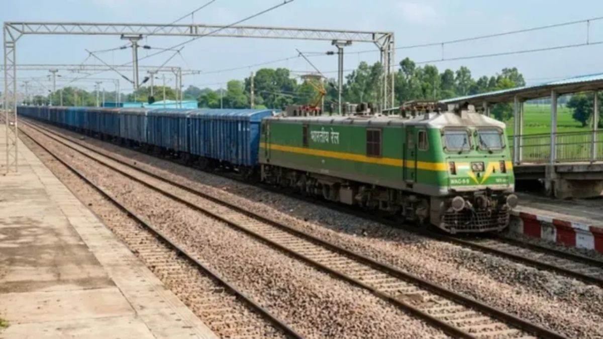 Indian Railways: तीन ट्रेनों को जोड़कर तैयार ‘अवध महाशक्ति’ ट्रेन पटरी पर दौड़ी, लगाए गए 129 डिब्बे और 3 इंजन