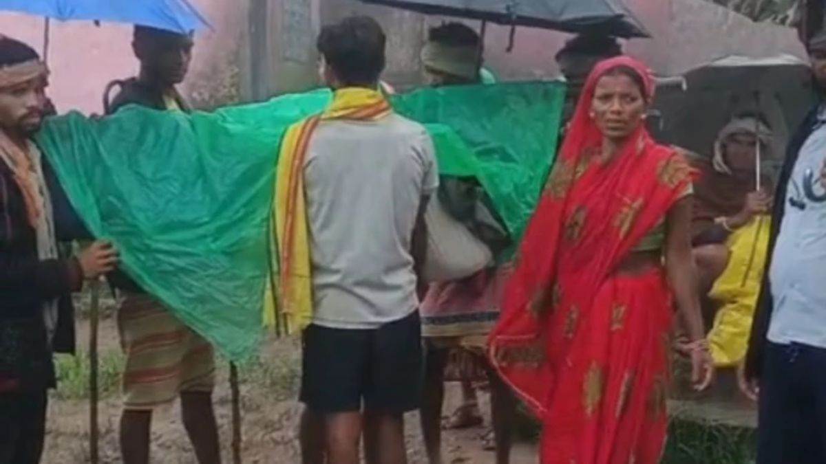 सड़क कच्ची होने पर प्रसूता को कपड़े की डोली में ले गए ग्रामीण, 8 किमी पैदल चले, महिला ने दिया मरे हुए बच्चे को जन्म