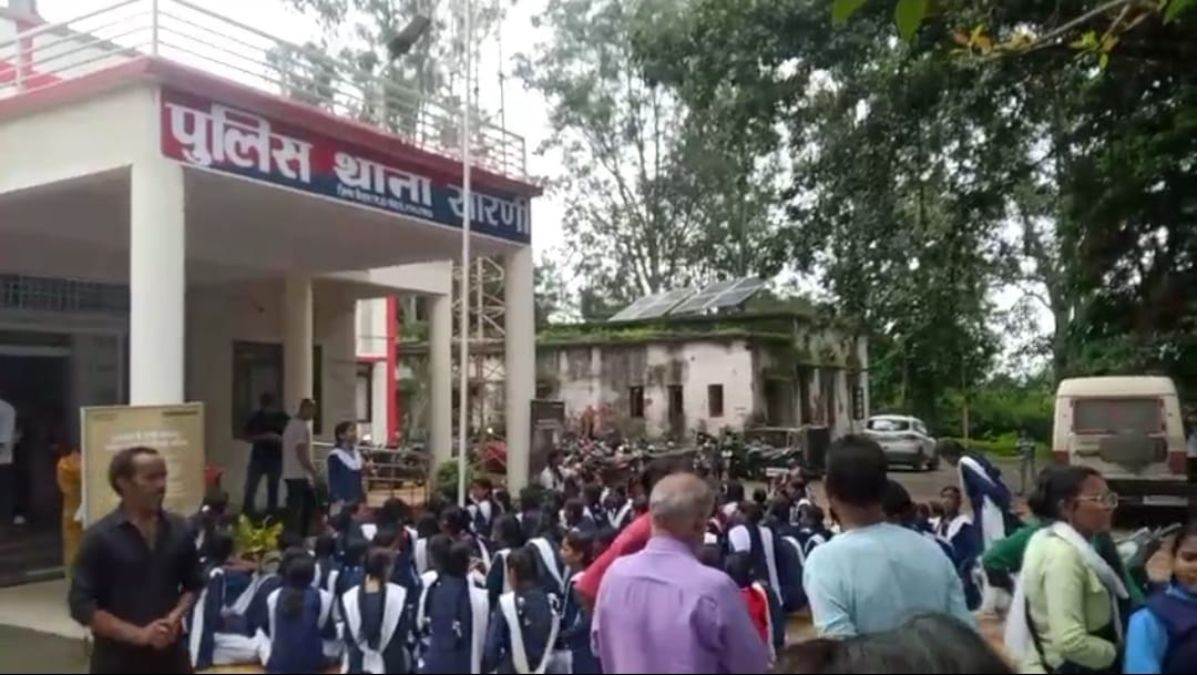 सारनी में शिक्षक की छेड़छाड़ से तंग आकर छात्राओं ने घेरा थाना; बैतूल में आरोपी पर पॉक्सो एक्ट दर्ज, सस्पेंड