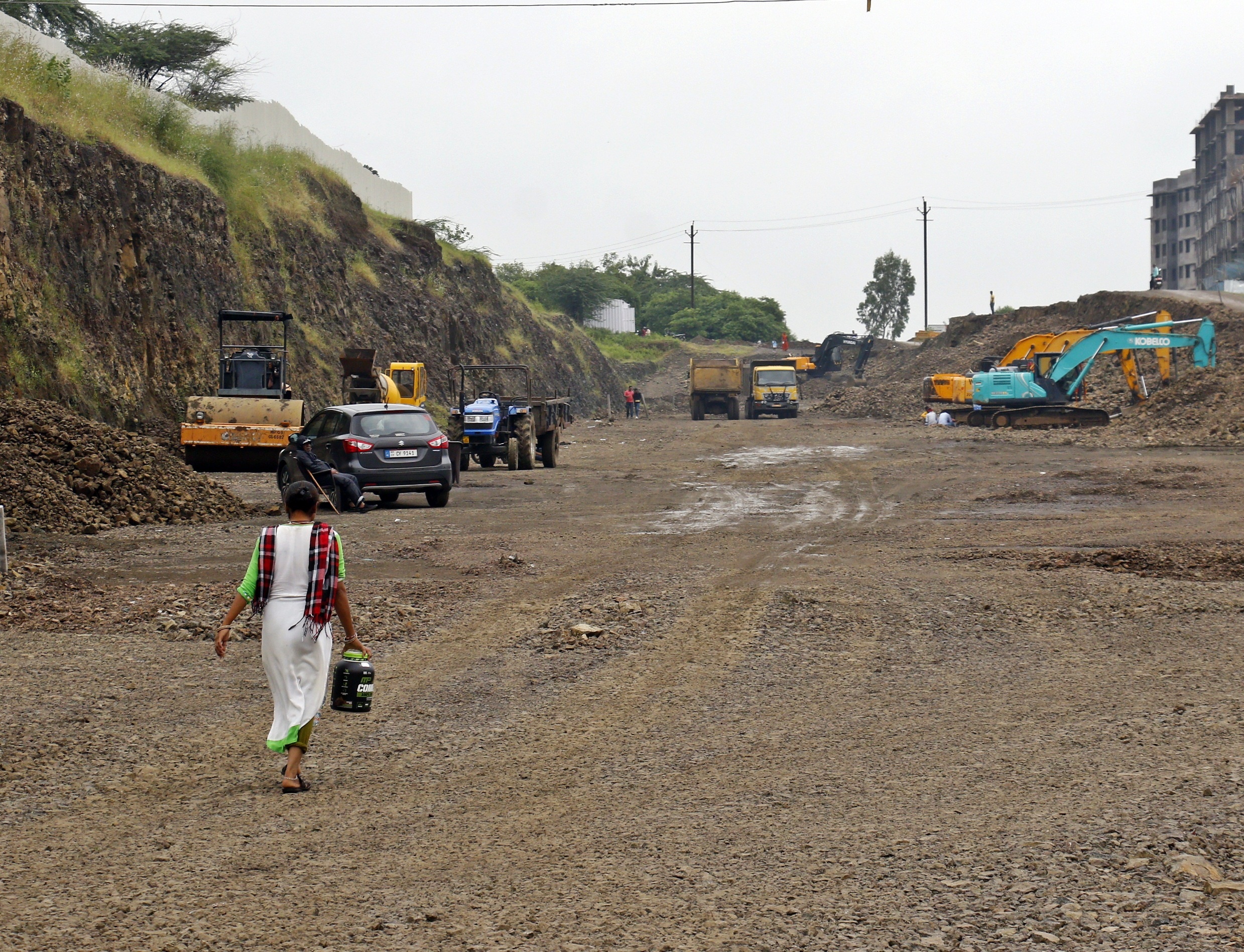 Road construction Indore: फोर लेन और सिक्स लेन के फेर में फंसी भंवरकुआं-तेजाजी नगर सड़क