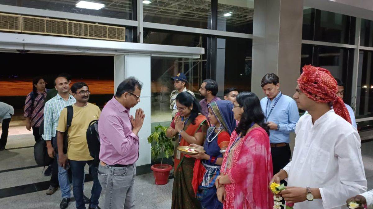 खजुराहो में जी 20 की बैठक में वैश्विक चुनौती एवं समस्याओं से निपटने साझा रणनीति पर चर्चा हुई। बैठक में सांची के बाद खजुराहो को सोलर सिटी बनाने के प्रयासों की जानकारी दी गई।
