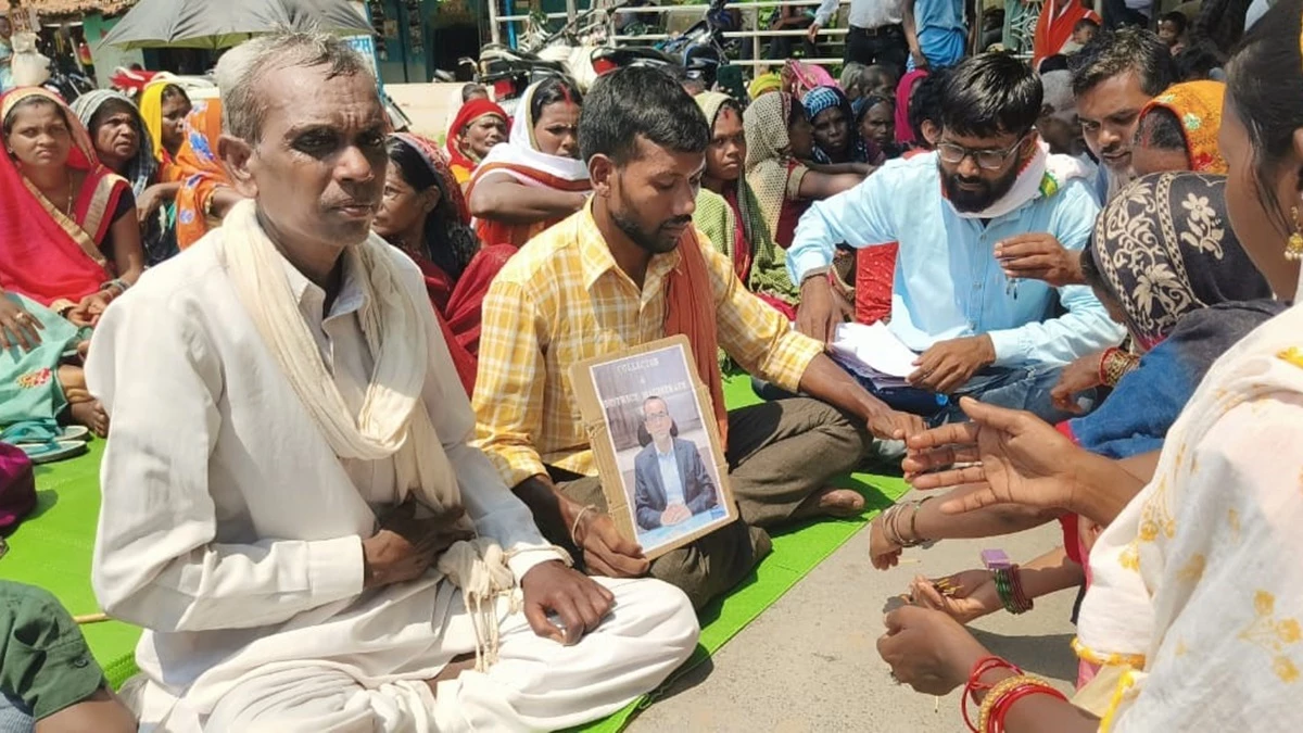 कलेक्टर की तस्वीर की पूजा कर पंडो आदिवासियों ने मांगी मूलभूत सुविधाएं