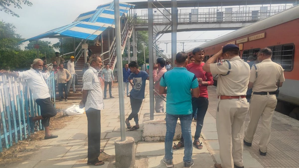 रतलाम के आलोट में चलती ट्रेन से गिरी मां, बचाने के लिए कूदे बेटे की हुई मौत