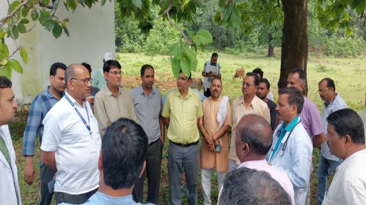 सीधी में लिपिक घर नहीं पहुंचा तो स्‍वजन खोजने निकले, स्कूल में फंदे पर लटका मिला शव