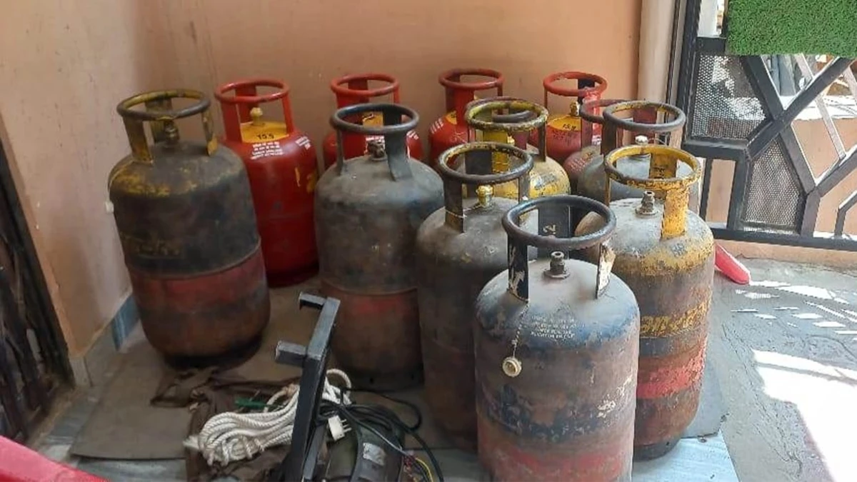 Indore में अवैध गैस भंडारण व रिफिलिंग सेंटर पर खाद्य विभाग की कार्रवाई, सिलेंडर जब्त