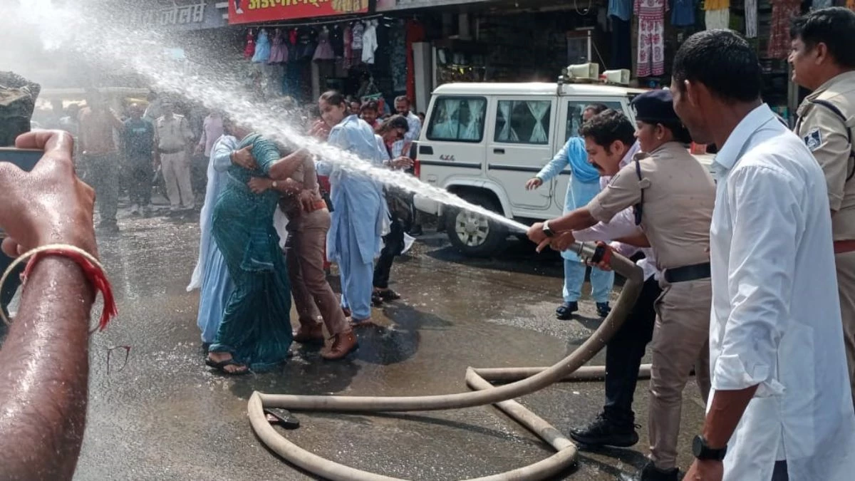 छिंदवाड़ा में कांग्रेस के पुतला दहन के समय पेट्रोल डालने से भड़की आग, दो पुलिसकर्मी झुलसे