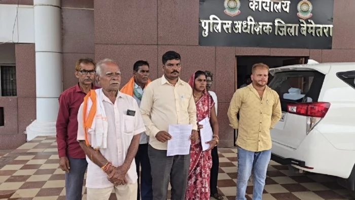 बेमेतरा में चार परिवारों का दुखड़ा, पहले सात लाख की चोरी, अब हुक्का-पानी बंद, एसपी से फरियाद