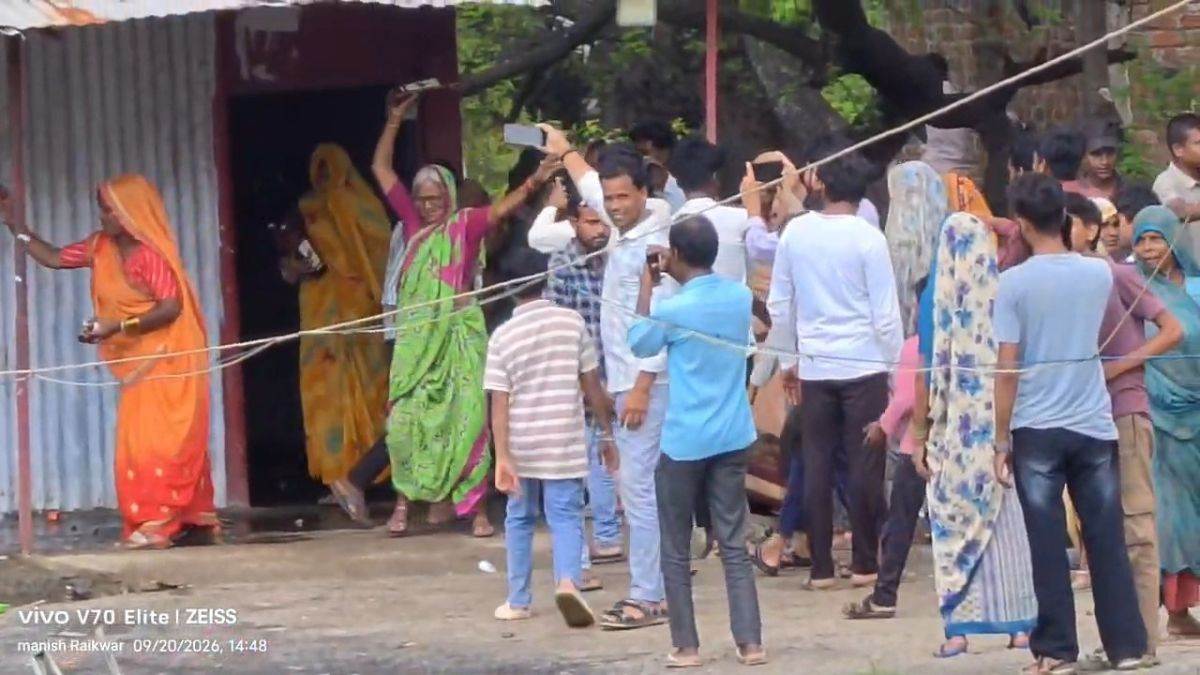 सागर: बीना के बारधा में शराब दुकान पर महिलाओं का धावा; ताला तोड़ा और बोतलें फोड़ीं, दुकान न हटाने पर फूटा गुस्सा