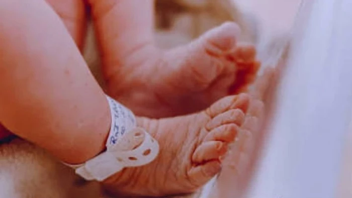 20 दिन के नवजात को पॉलिथीन में लेकर घूम रहा था नशेड़ी बाप, थैली फटने से गिरा बच्चा, हालत गंभीर