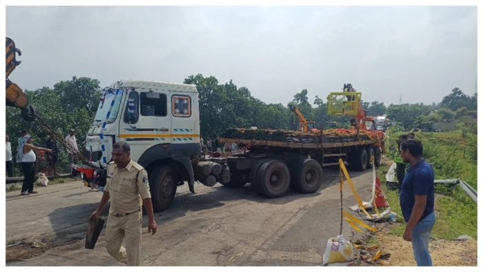 NH-130 में खराब ट्रेलर से भिड़े दो वाहन, सात घंटे थमा रहा अंबिकापुर-बिलासपुर मार्ग