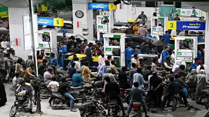 ₹1000 प्रति लीटर मिलेगा पेट्रोल... मिडिल ईस्ट तनाव से बिगड़े हालात, पाकिस्तान के पेट्रोलियम मंत्री की चेतावनी