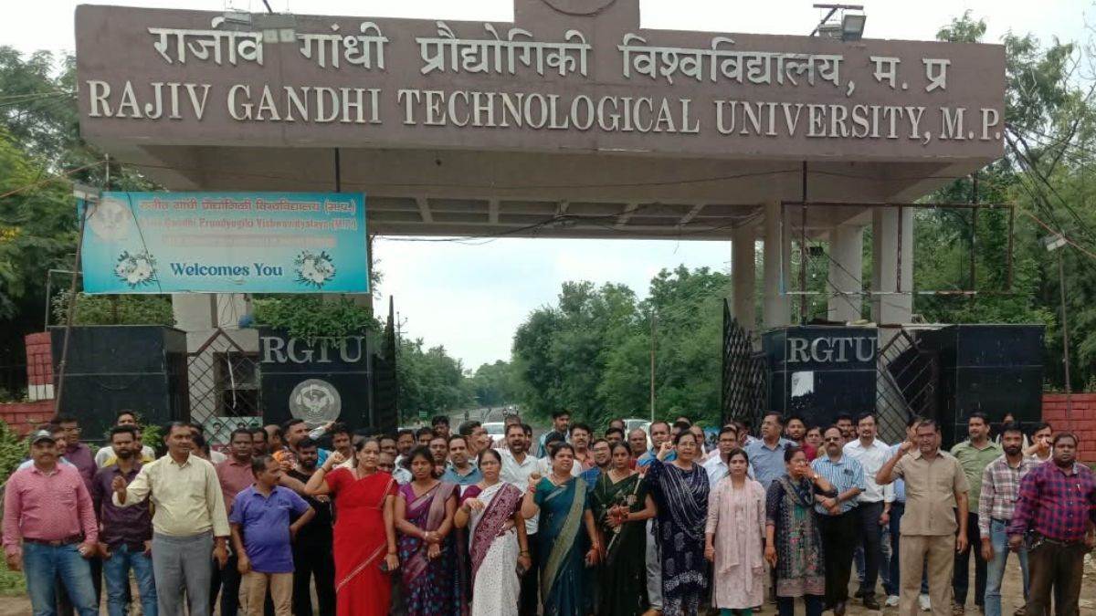 'RGPV को टूटने से बचाओ': यूनिवर्सिटी विभाजन के खिलाफ भोपाल में भड़के कर्मचारी, जमीन घपले की CBI जांच की मांग