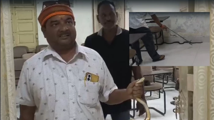 जबलपुर के मेडिकल काॅलेज अस्पताल के एनाटाॅमी विभाग में घुसा सात फीट लंबा सांप, पढ़ाई कर रहे छात्रों में अफरा-तफरी