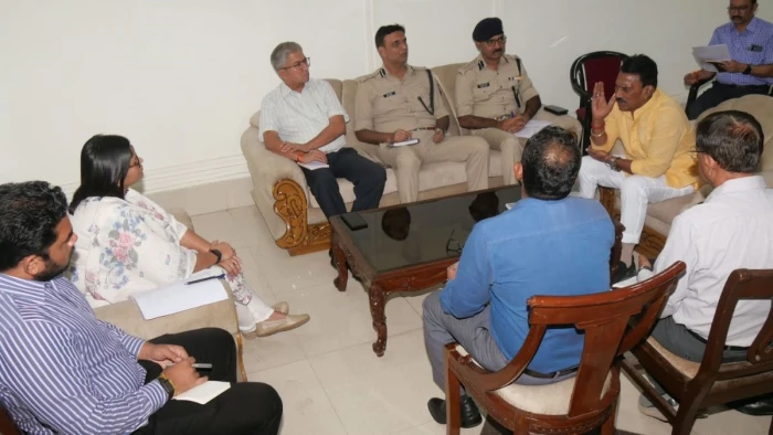 'गुंडों को पकड़िए, खुली छूट है', ग्वालियर में SSP से बोले प्रभारी मंत्री तुलसीराम सिलावट, गड्ढों पर निगम को अल्टीमेटम