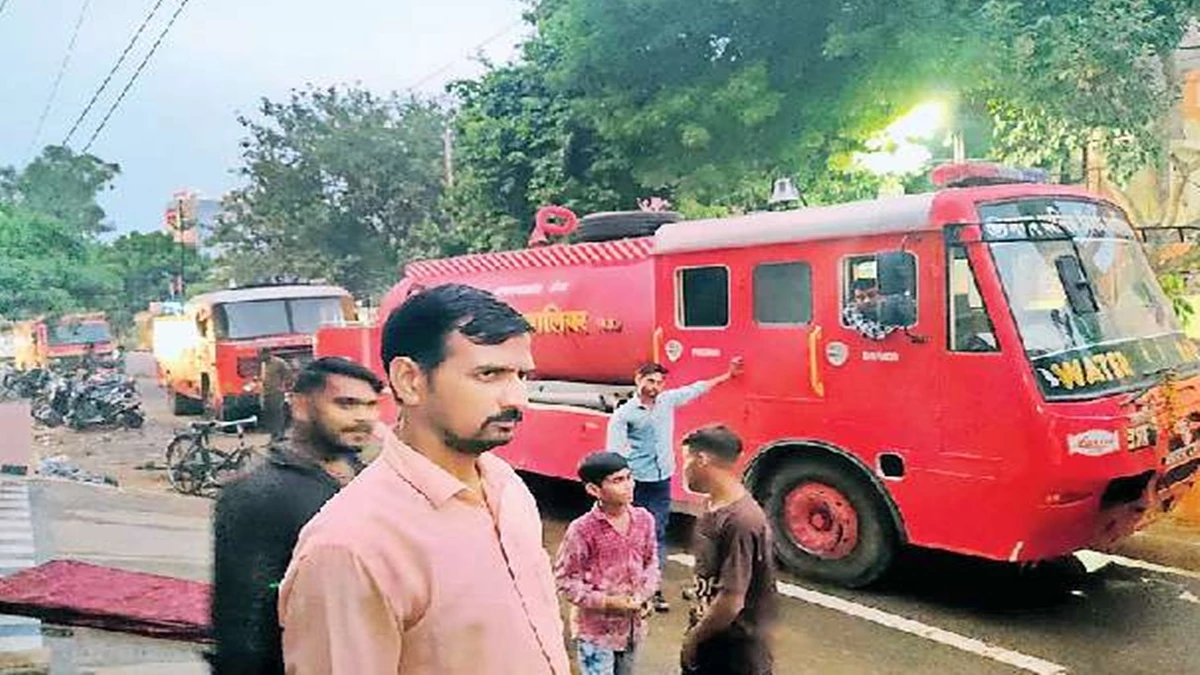 निजी अस्पताल में लगी आग, फायर ब्रिगेड अमले ने एक घंटे तक मशक्कत कर बुझाई