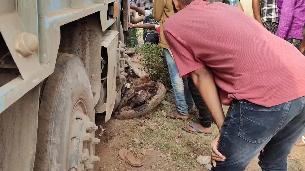 Durg Road Accident: तेज रफ्तार हाईवा ने बाइक को मारी टक्‍कर, एक ही परिवार के तीन लोगों की मौत