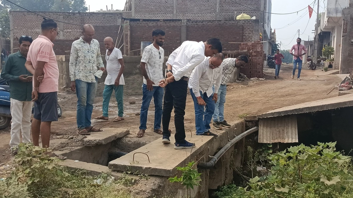 MP News: बड़वानी में दो दर्जन से अधिक लोग उल्टी-दस्त से पीड़ित, अस्‍पताल में भर्ती किया