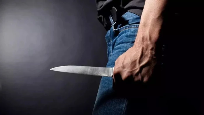 रायपुर में पत्नी से अवैध संबंध के शक में चचेरे भाई पर हमला, आंखों में मिर्च डालकर चाकू से किया वार