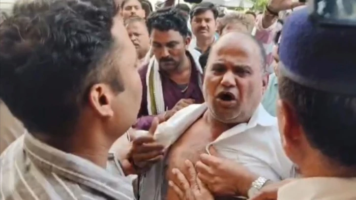 CM मोहन यादव के दौरे के बीच ग्वालियर में डीन को मारा थप्पड़, जूनियर डॉक्टरों का हंगामा; आज से ओपीडी ठप