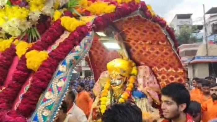 विजयादशमी पर झमाझम बारिश के बीच शमी वृक्ष का पूजन करने दशहरा मैदान पहुंचे भगवान महाकाल