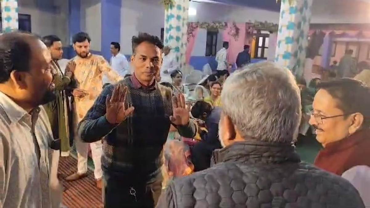 बैतूल में दोस्तों के साथ डांस करते-करते टीचर की मिसाल, हार्ट अटैक से हुई मौत