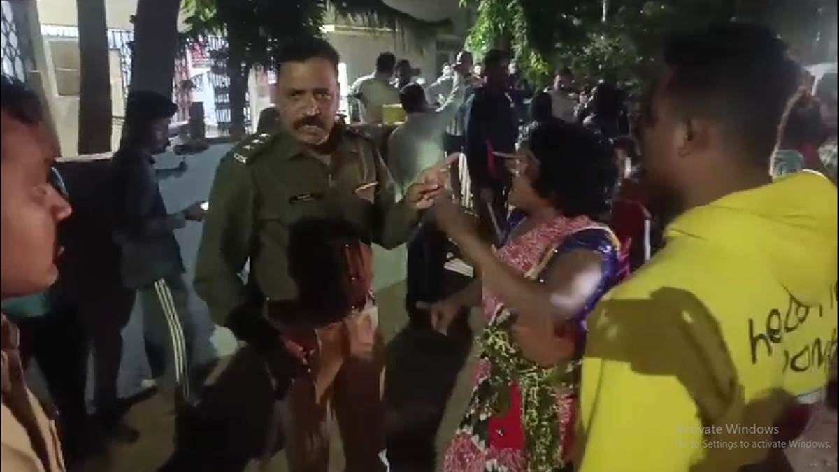 लूट के आरोपी की जेल में तबीयत बिगड़ने पर बस्‍ती के लोगों का हंगामा, पुलिस के साथ हुई झूमाझटकी, मारपीट का लगाया आरोप