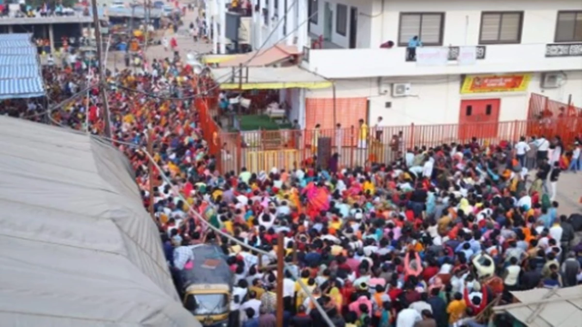 Dhirendra Shastri Padyatra: हिन्दू एकता के संकल्प के साथ धीरेंद्र शास्त्री की पदयात्रा शुरू, देशभर से आए संत हो रहे शामिल