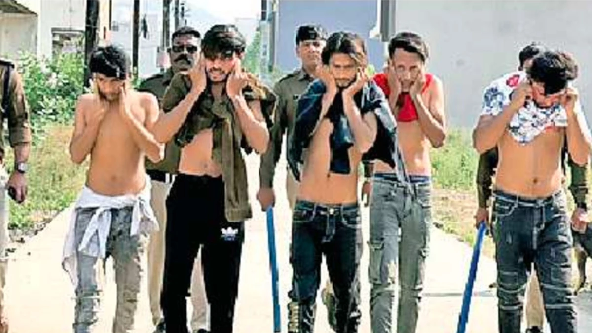 भोपाल के कैफे और कॉलोनी में तोड़फोड़ करने वाले आरोपियों को पुलिस ने गिरफ्तार कर निकाला जुलूस