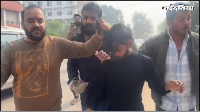 हिंदू लड़की को ब्लैकमेल कर रहा था मुस्लिम युवक, बजरंग दल ने किया मुंह काला, खींचते हुए लेकर गए थाने