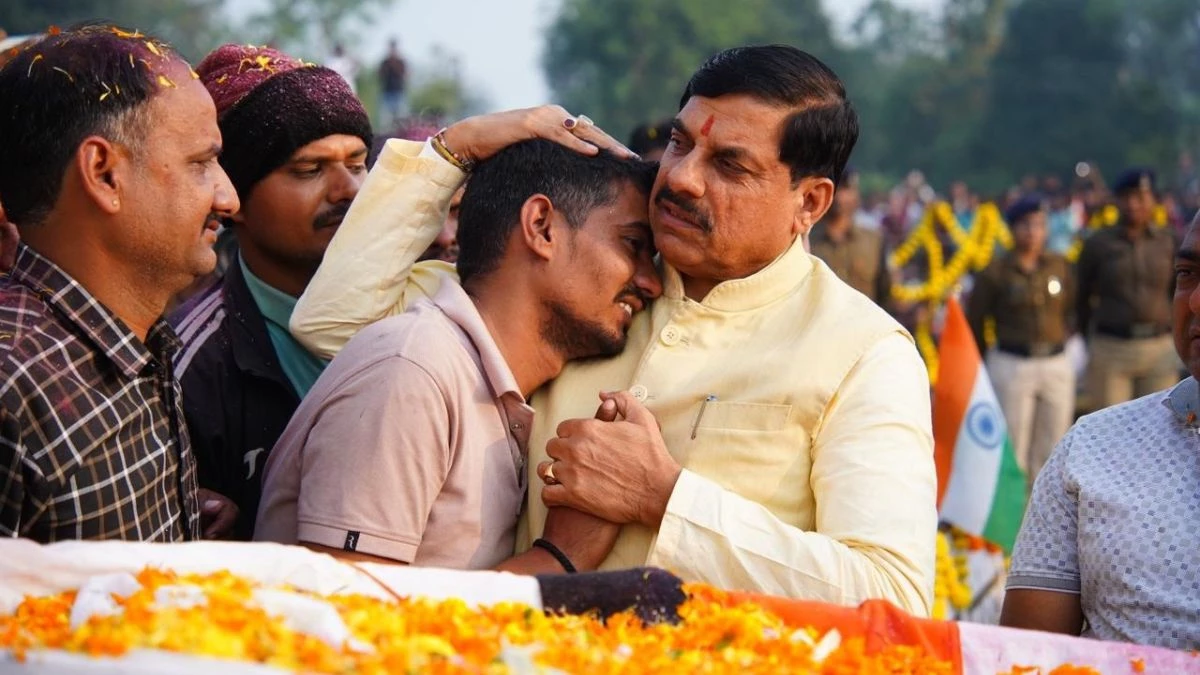 शहीद आशीष शर्मा को सीएम मोहन यादव ने दी श्रद्धांजलि, एक करोड़ की सम्मान निधि और छोटे भाई को SI पद पर नियुक्ति का घोषणा