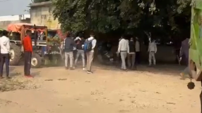 मुरैना में कांटे पर पहले बाजरा तुलवाने को लेकर भिड़े किसान, लात-घूंसों के बाद लठ चले, VIDEO वायरल