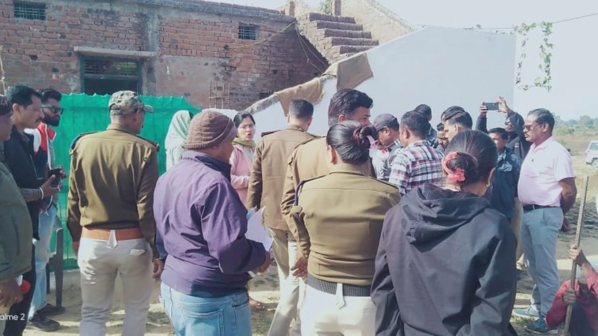 भडिया में मानवता शर्मसार! घर के चारों ओर बिछाया कंटीले तारों का जाल, एक दिन तक कैद रहा आदिवासी परिवार