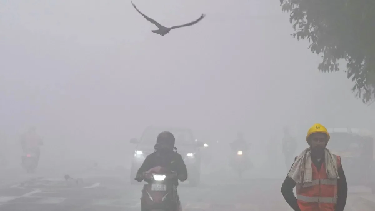 कश्मीर में सीजन की पहली बर्फबारी, दिल्ली-यूपी में कोहरा और शीतलहर से जनजीवन प्रभावित; उड़ानें रद, ट्रेनें लेट