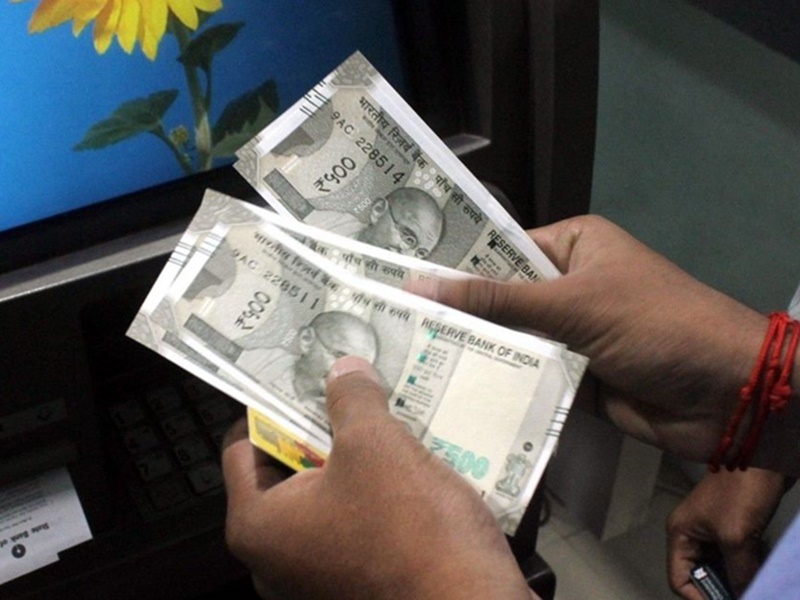 Как отправить деньги в индию. Cash withdrawal. доллар фото. доллары в рубли. деньги евро.